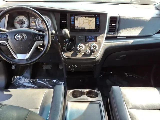 2017 Toyota Sienna SE 8 Passenger