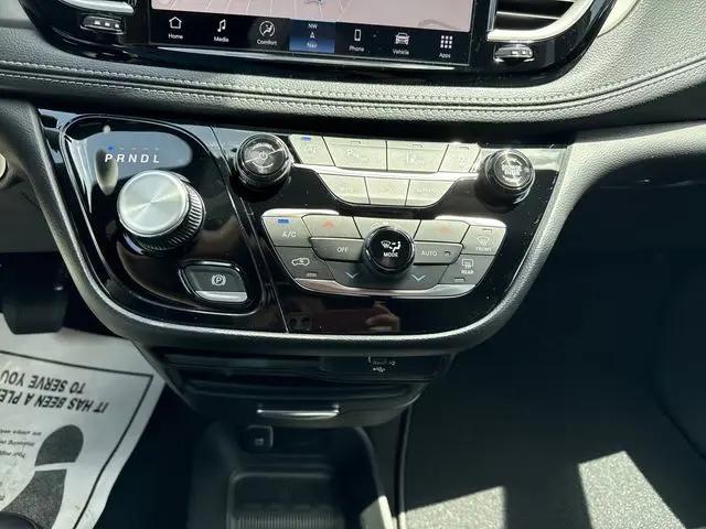 2027 Chrysler Pacifica Select
