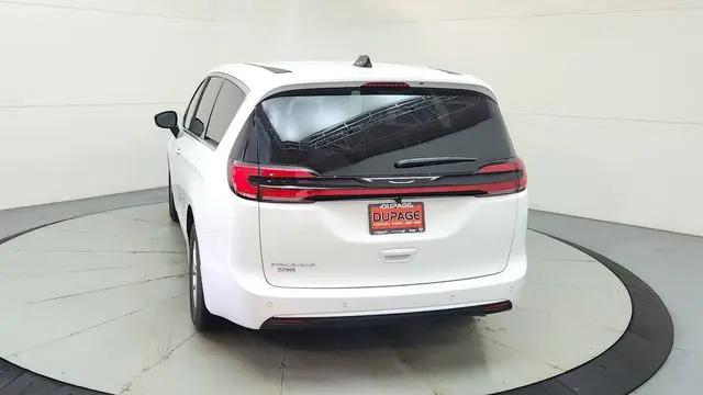 2027 Chrysler Pacifica Select