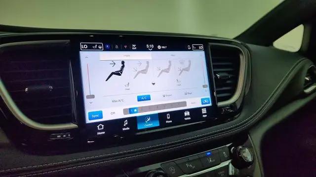 2027 Chrysler Pacifica Select