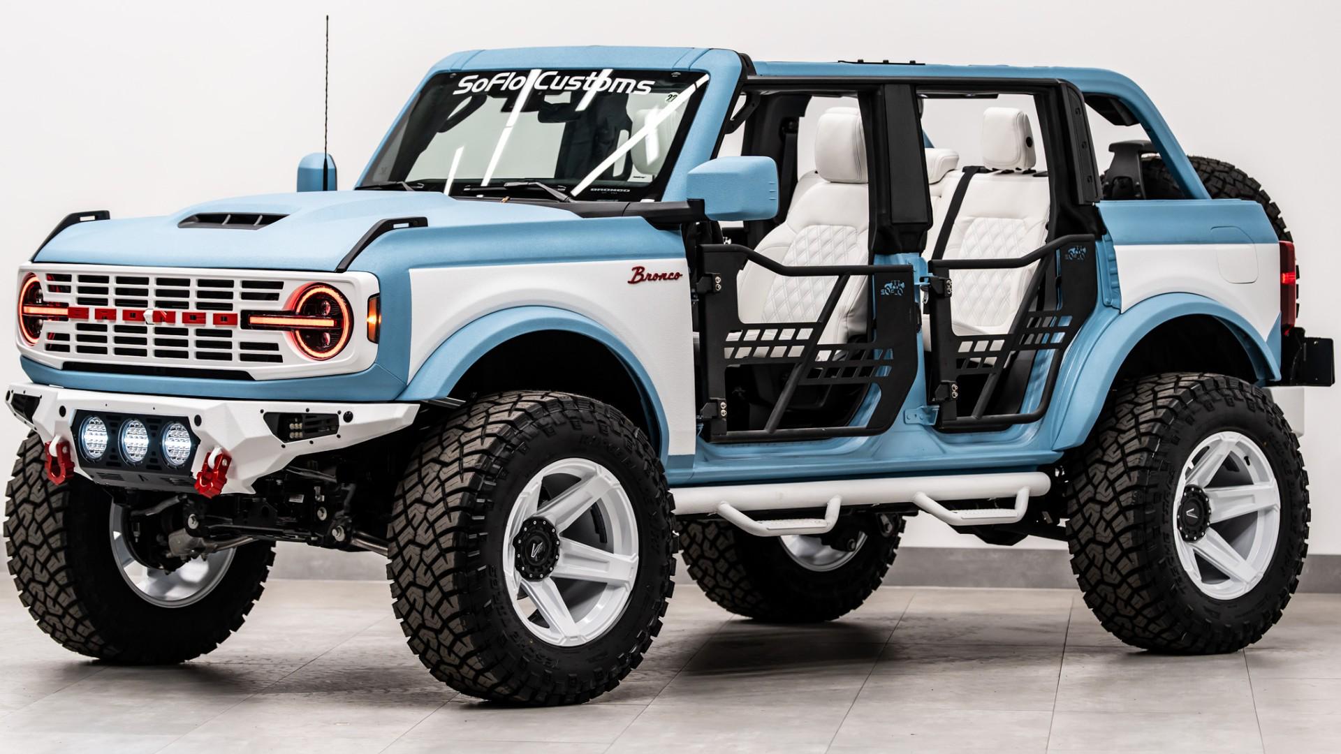 Iconic Silver Metallic 2024 Ford Bronco Big Bend 4-Door 4WD SUV / Crossover Four-Wheel Drive Automatic