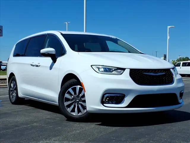 2023 Chrysler Pacifica Hybrid Touring L for sale in Bourbonnais, IL