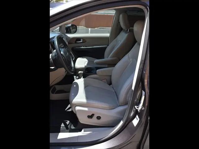 2021 Chrysler Voyager LXI