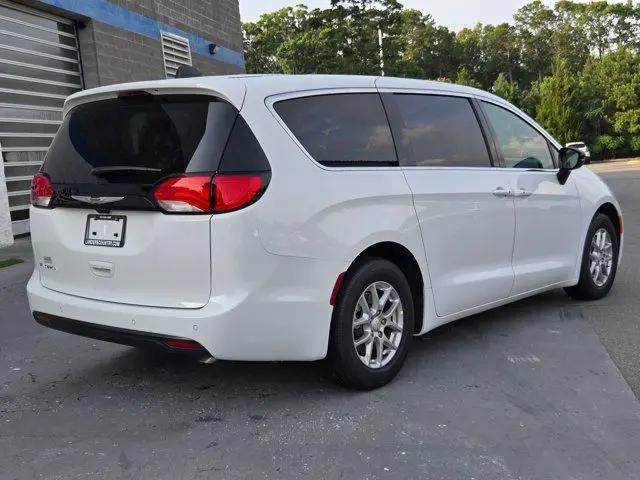 2027 Chrysler Pacifica LX