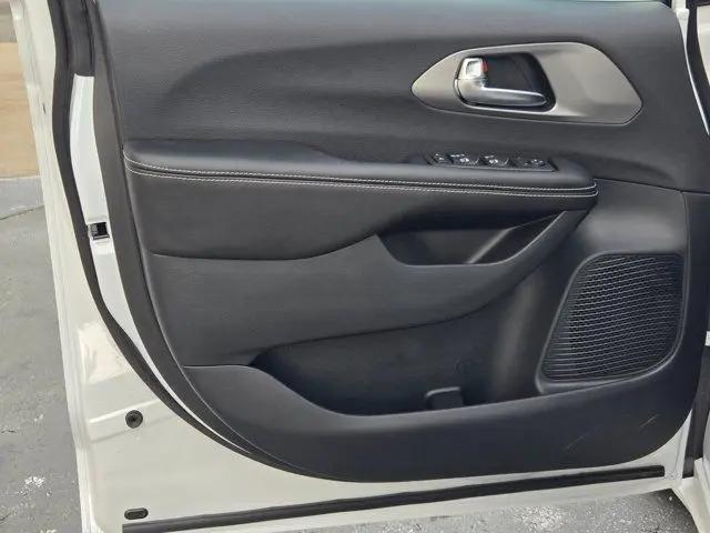 2027 Chrysler Pacifica LX