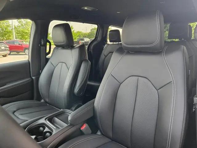 2027 Chrysler Pacifica LX