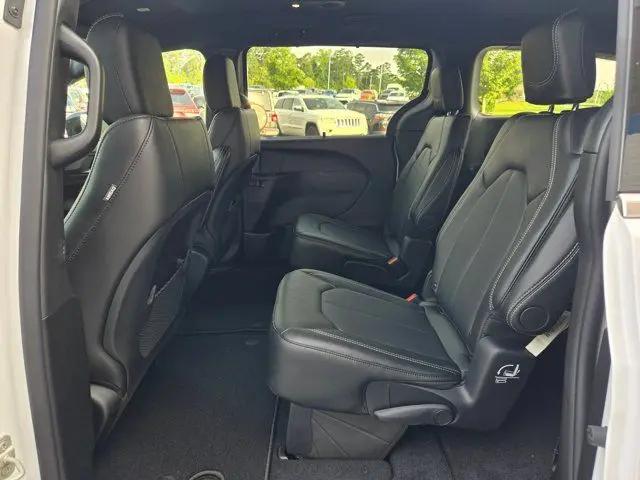 2027 Chrysler Pacifica LX