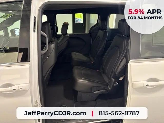 2027 Chrysler Pacifica Select
