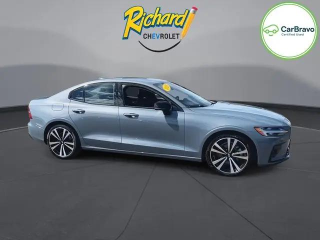 2023 Volvo S60 B5 Plus Dark Theme
