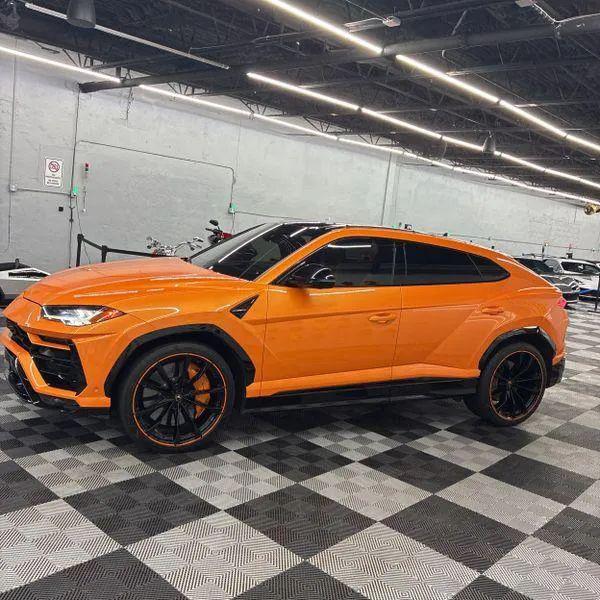 2021 Lamborghini Urus Graphite Capsule