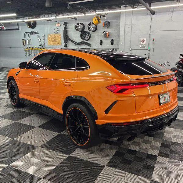 2021 Lamborghini Urus Graphite Capsule