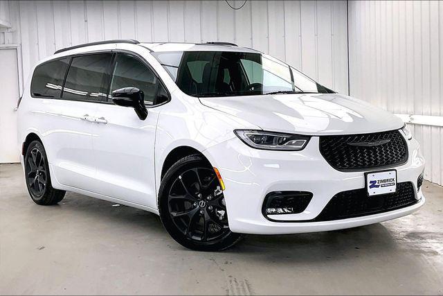 2025 Chrysler Pacifica Limited for sale in MADISON, WI
