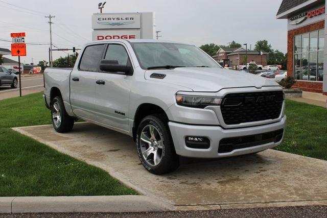 2026 RAM 1500 RAM 1500 EXPRESS CREW CAB 4X4 57 BOX