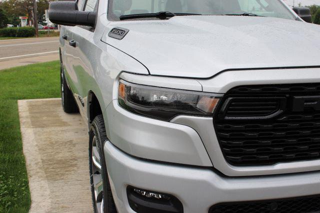 2026 RAM 1500 RAM 1500 EXPRESS CREW CAB 4X4 57 BOX