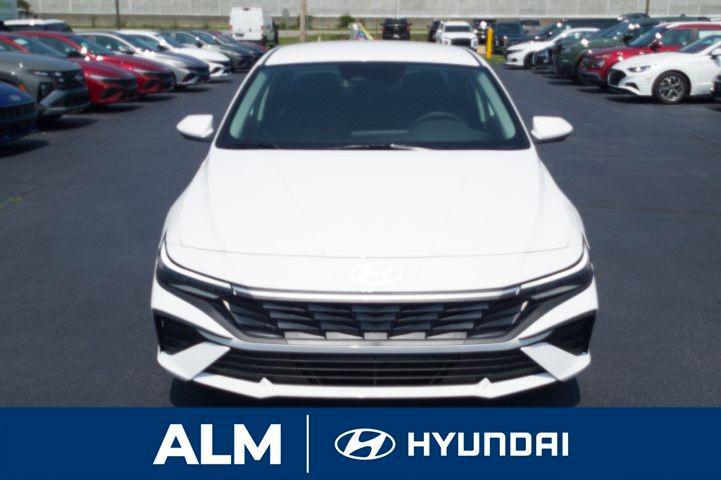 New 2026 Serenity White Pearl HYUNDAI SE image 3