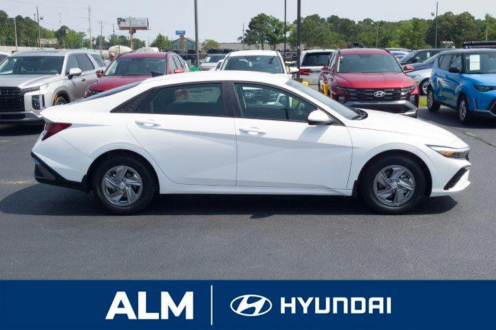 New 2026 Serenity White Pearl HYUNDAI SE image 5