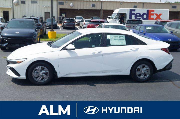 New 2026 Serenity White Pearl HYUNDAI SE image 9