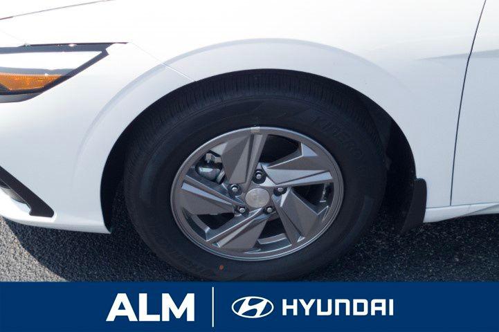 New 2026 Serenity White Pearl HYUNDAI SE image 11