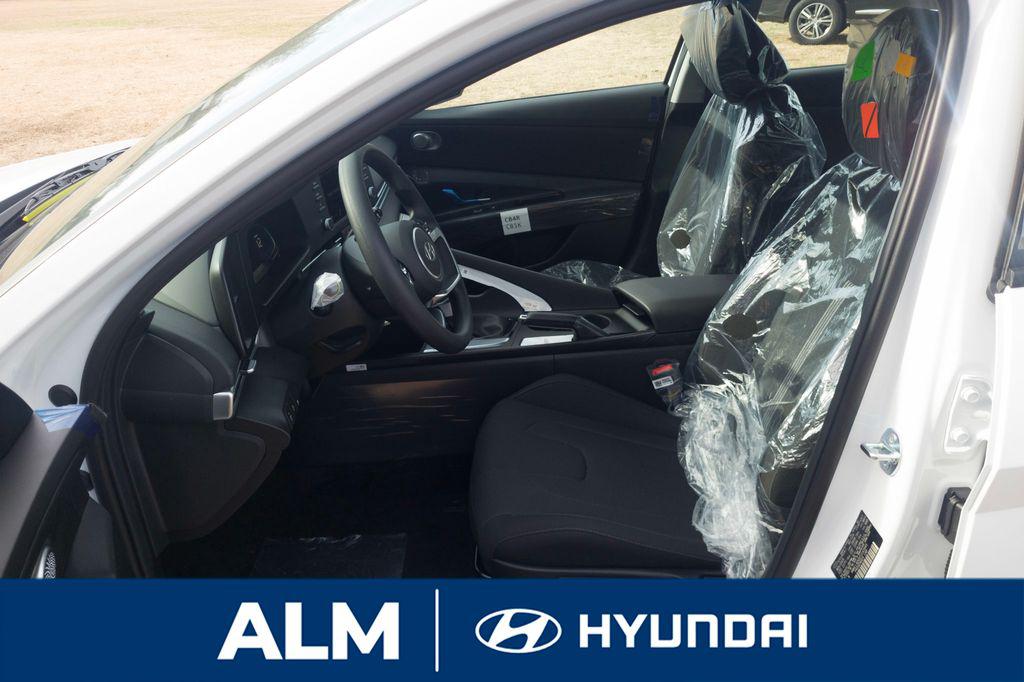 New 2026 Serenity White Pearl HYUNDAI SE image 13