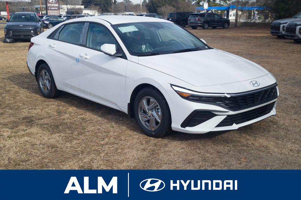 New 2026 Serenity White Pearl HYUNDAI SE image 4