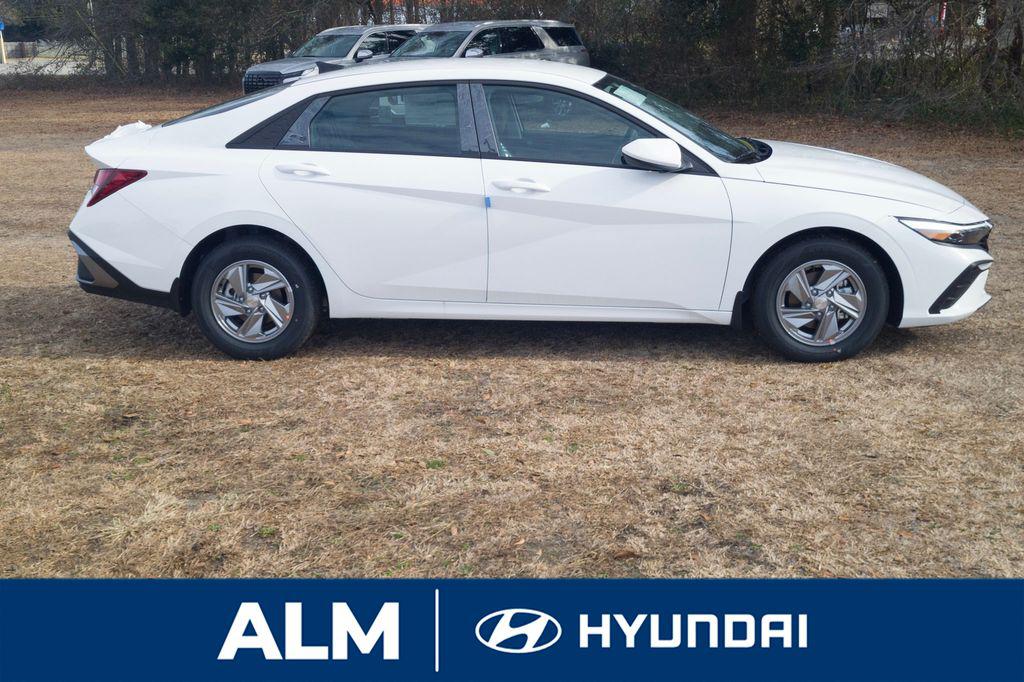 New 2026 Serenity White Pearl HYUNDAI SE image 5