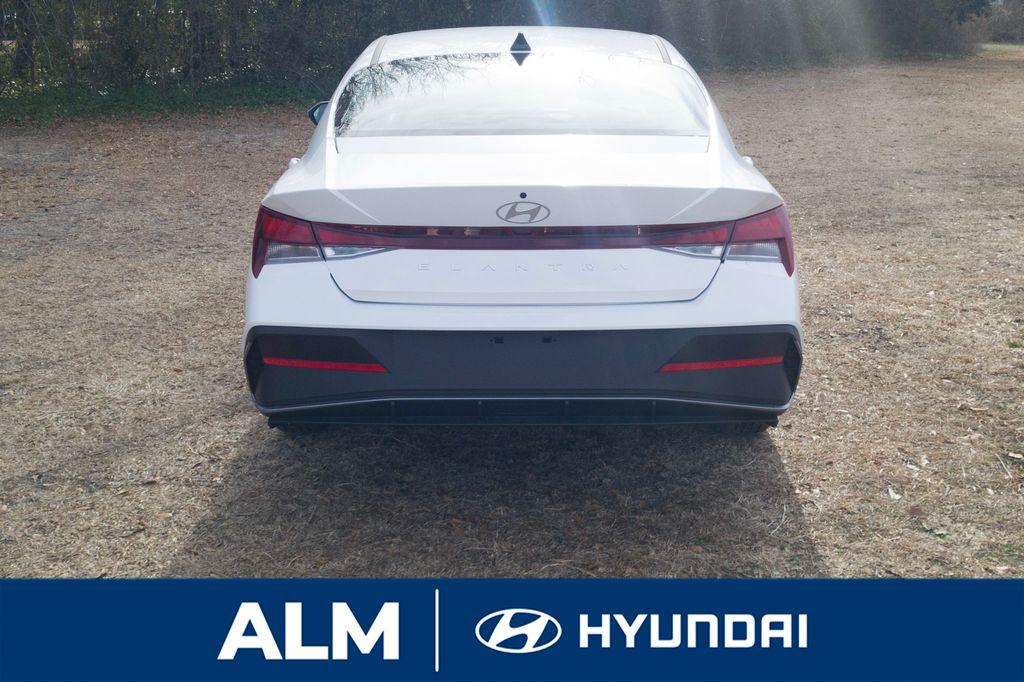 New 2026 Serenity White Pearl HYUNDAI SE image 7