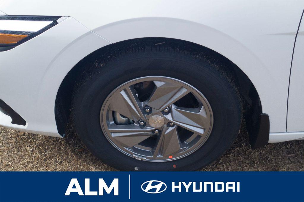 New 2026 Serenity White Pearl HYUNDAI SE image 11