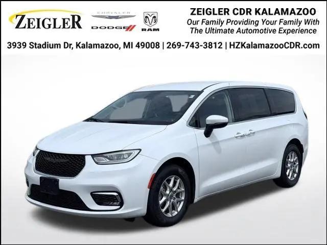 2023 Chrysler Pacifica Touring L for sale in Kalamazoo, MI