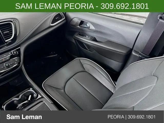 2027 Chrysler Pacifica Limited