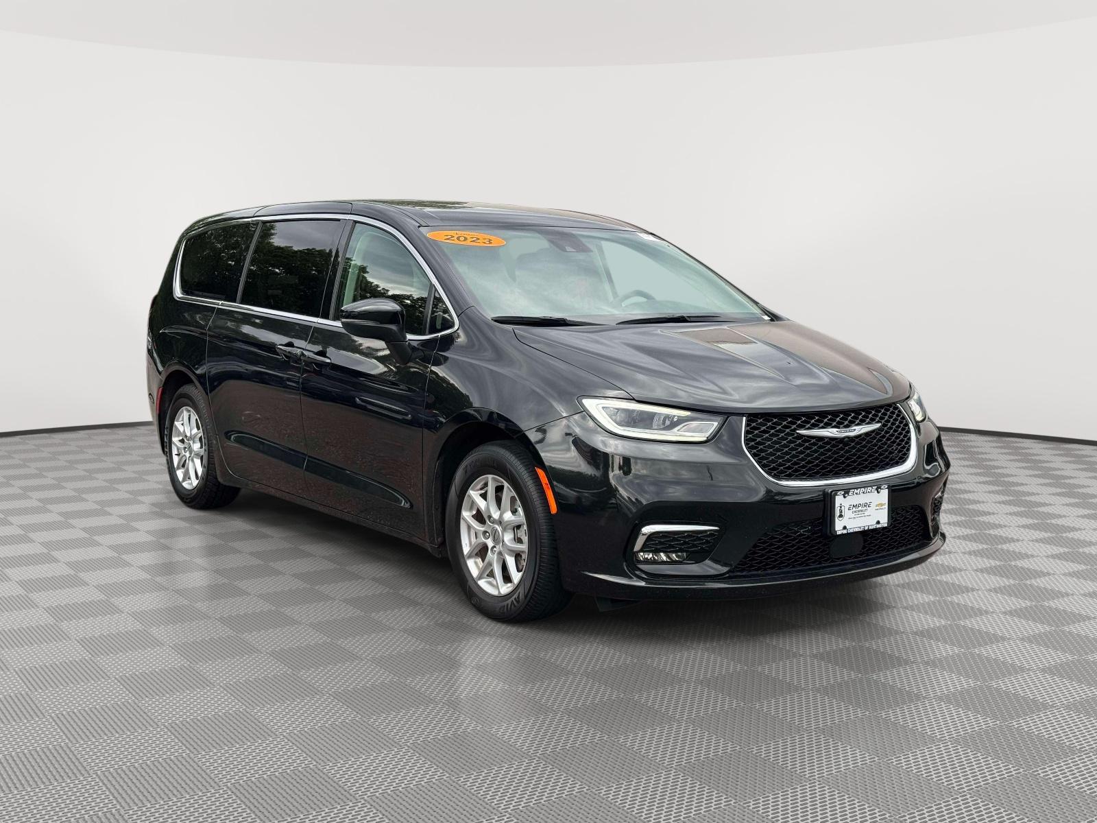 Brilliant Black Crystal Pearlcoat 2023 Chrysler Pacifica Minivan Front-Wheel Drive Automatic