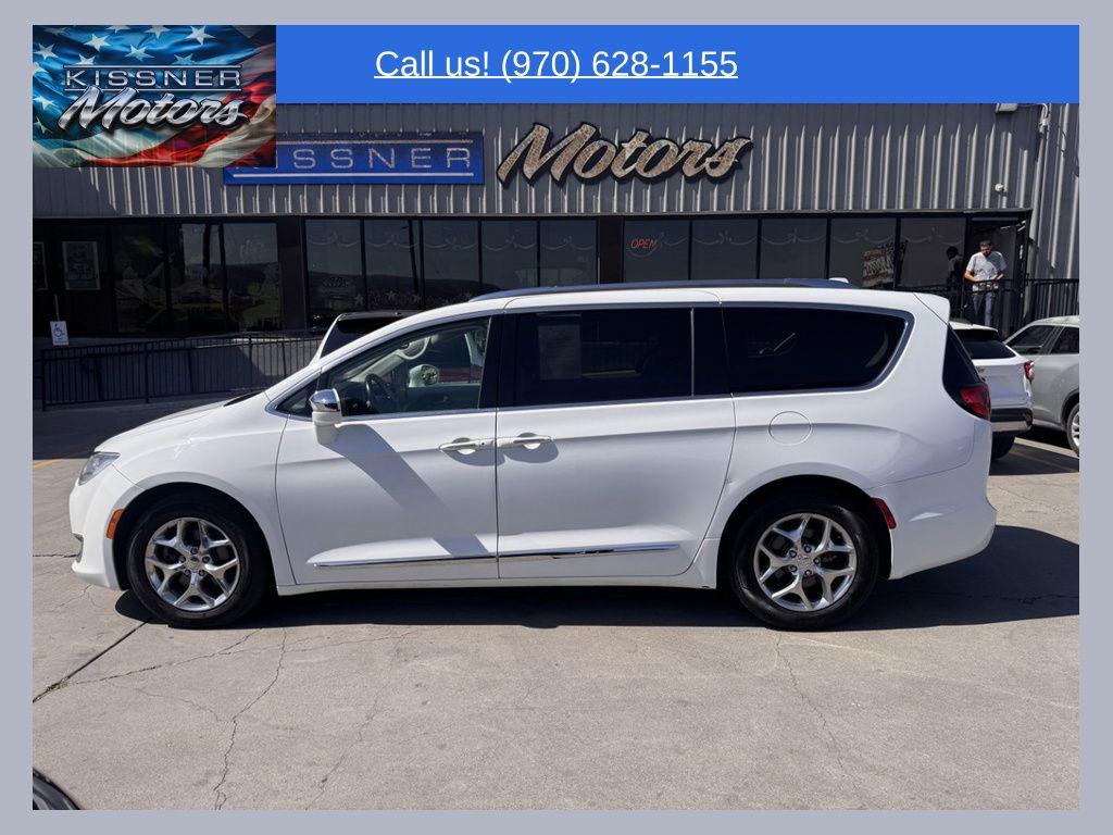 2018 Chrysler Pacifica Limited's photo