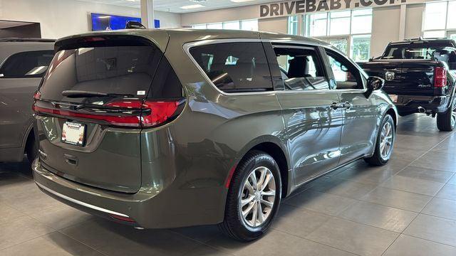 2027 Chrysler Pacifica Select