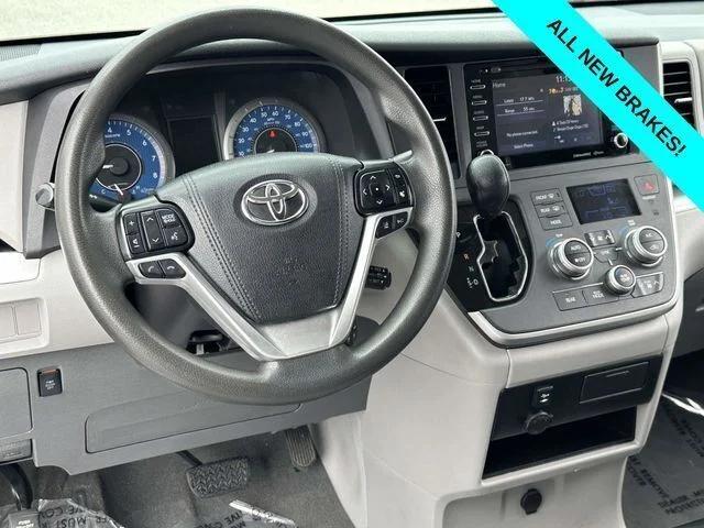 2020 Toyota Sienna LE 2020 Toyota Sienna LE