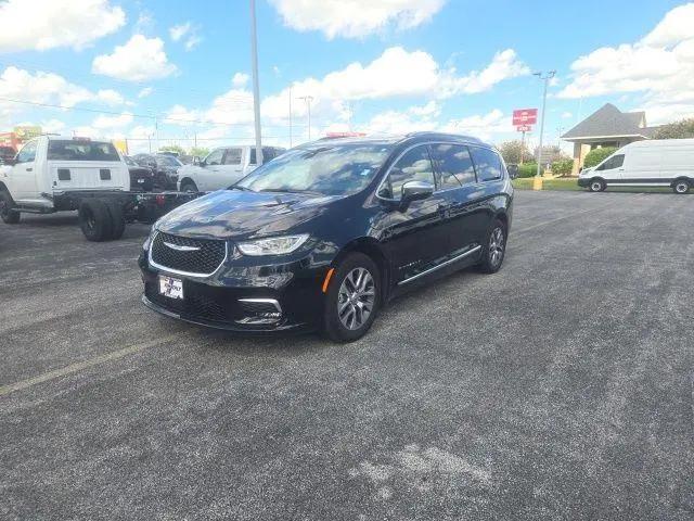 2025 Chrysler Pacifica Hybrid Pinnacle for sale in Davenport, IA