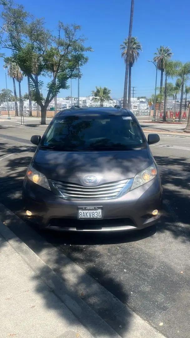 2017 Toyota Sienna XLE 8 Passenger for sale in Pomona, CA