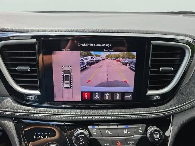 2027 Chrysler Pacifica Select
