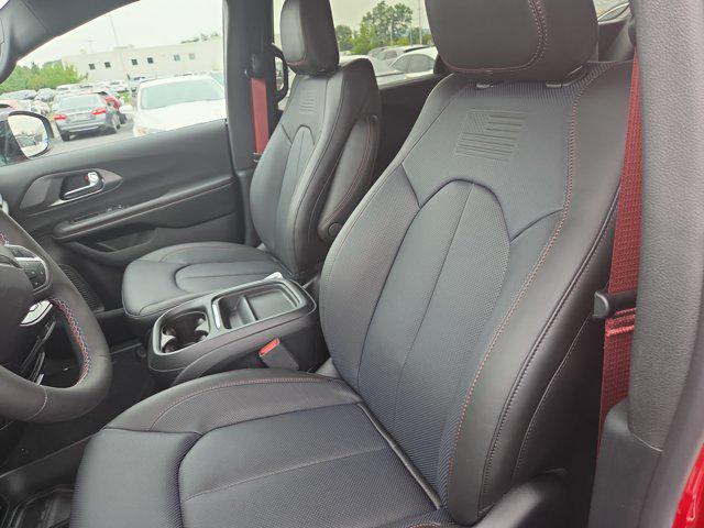 2027 Chrysler Pacifica PACIFICA SELECT AWD