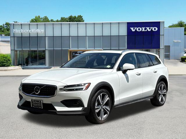 2025 Volvo V60 Cross Country Plus, B5 AWD Gas (mild hybrid) for sale in Danbury, CT