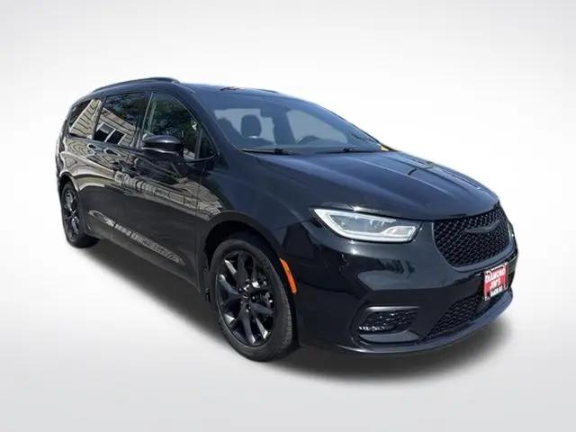 2021 Chrysler Pacifica Touring for sale in West Allis, WI