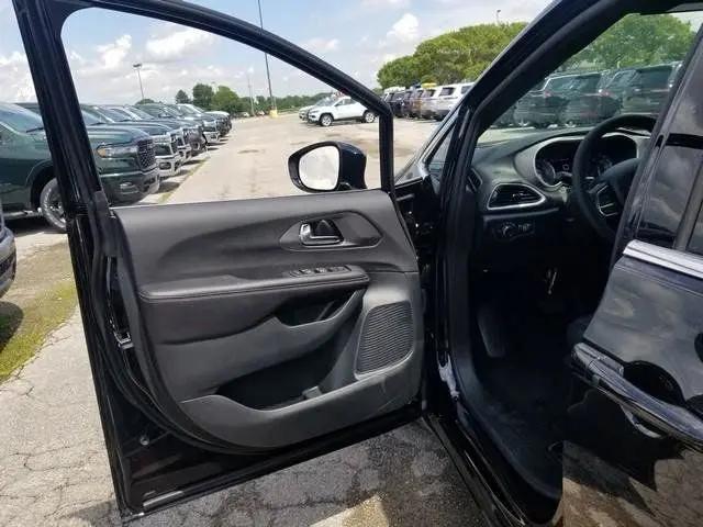 2027 Chrysler Pacifica LX