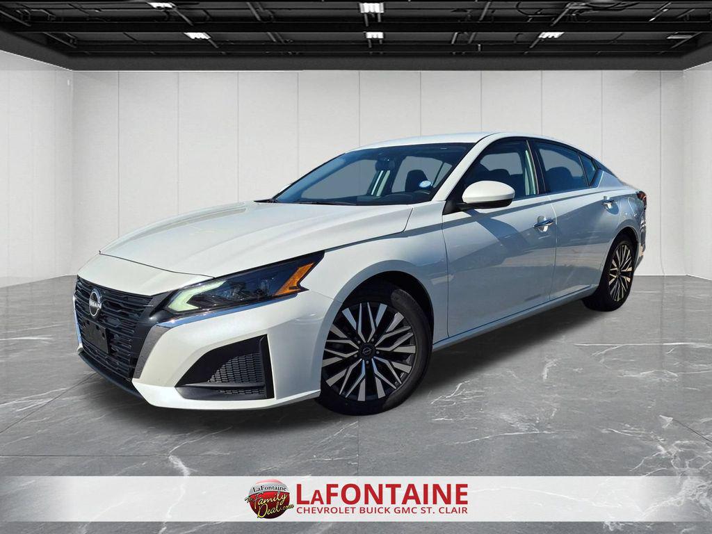 Pearl White Tricoat 2023 Nissan Altima Sedan Front-Wheel Drive Continuously Variable Transmission