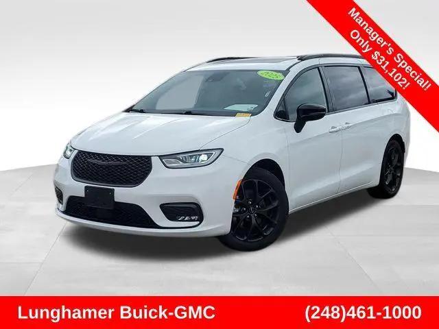 2025 Chrysler Pacifica Limited for sale in Waterford Township, MI