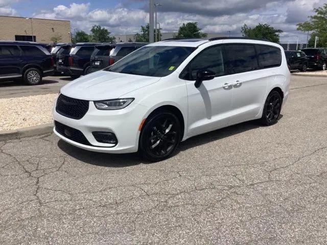 2025 Chrysler Pacifica Limited for sale in Avon, IN