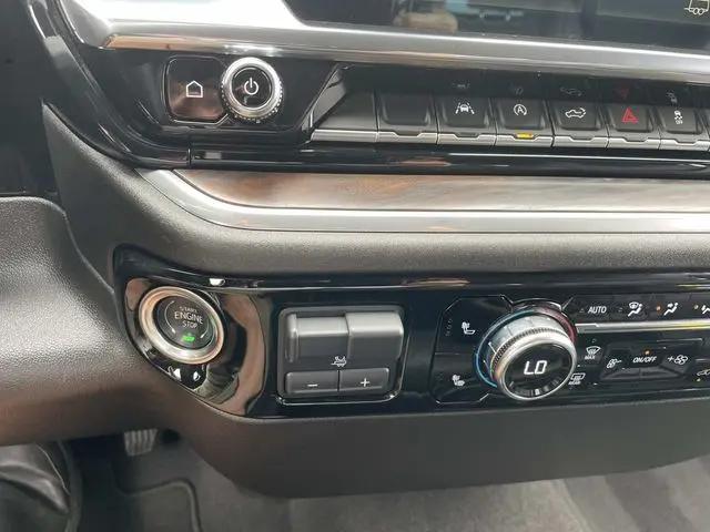2025 GMC Sierra 1500 4WD Crew Cab Short Box SLT