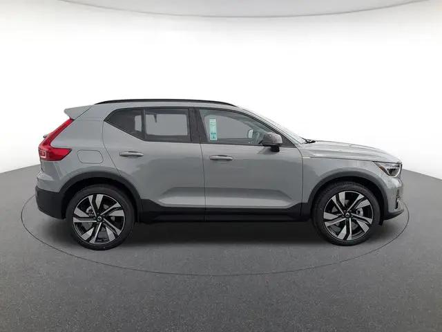 2026 Volvo XC40 Plus, B5 AWD Gas mild hybrid, Dark