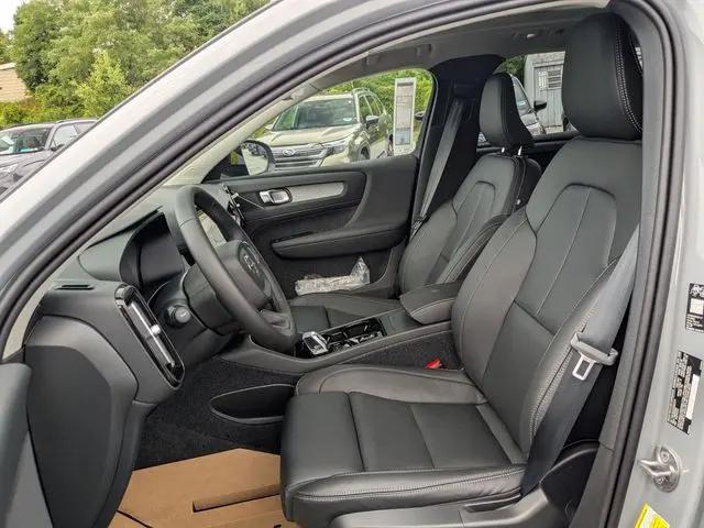 2026 Volvo XC40 Plus, B5 AWD Gas mild hybrid, Dark