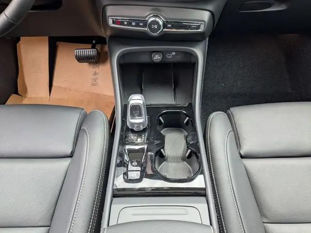 2026 Volvo XC40 Plus, B5 AWD Gas mild hybrid, Dark