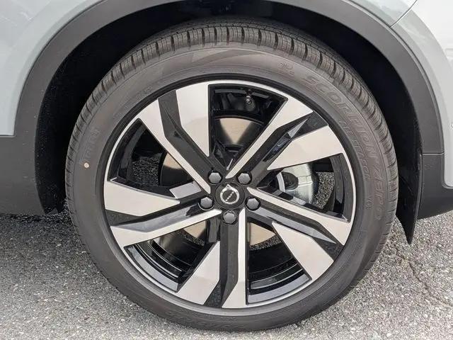 2026 Volvo XC40 Plus, B5 AWD Gas mild hybrid, Dark