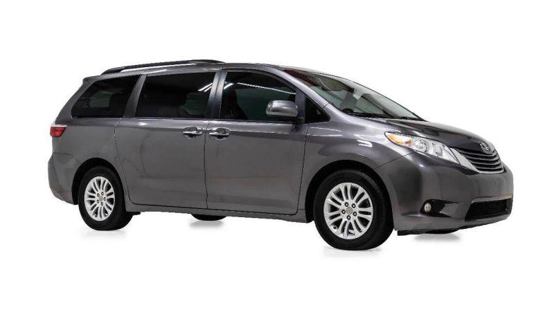 2017 Toyota Sienna XLE 8 Passenger for sale in Houston, TX