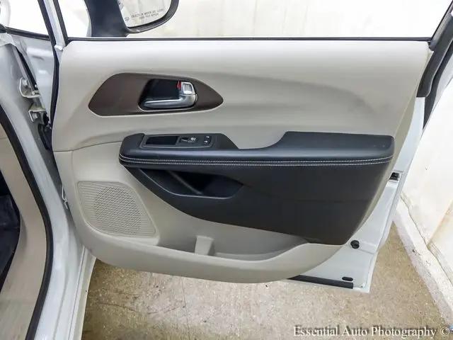 2021 Chrysler Voyager LXI